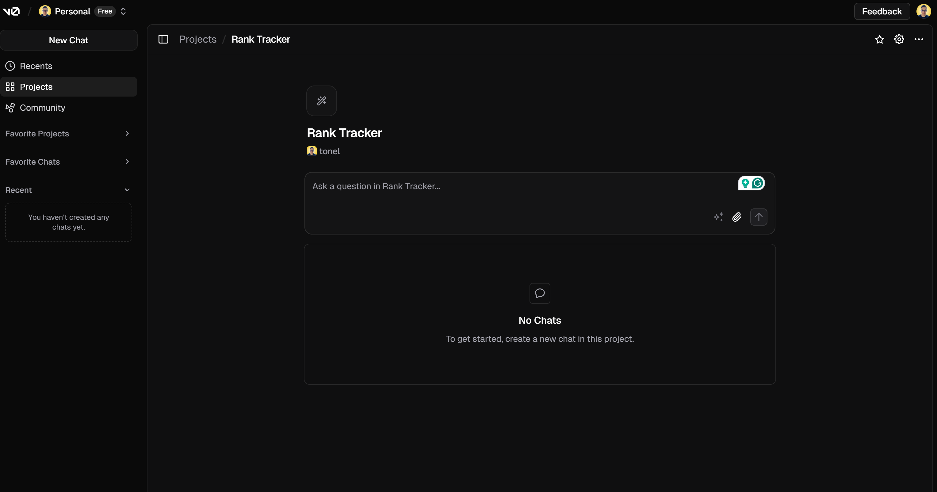 这是一个以黑暗为主题的项目管理工具用户界面，显示了 "Rank Tracker "项目部分。它包括一个用于提问的文本输入区、一个表示未创建聊天的空聊天区以及左侧的近期活动通知。